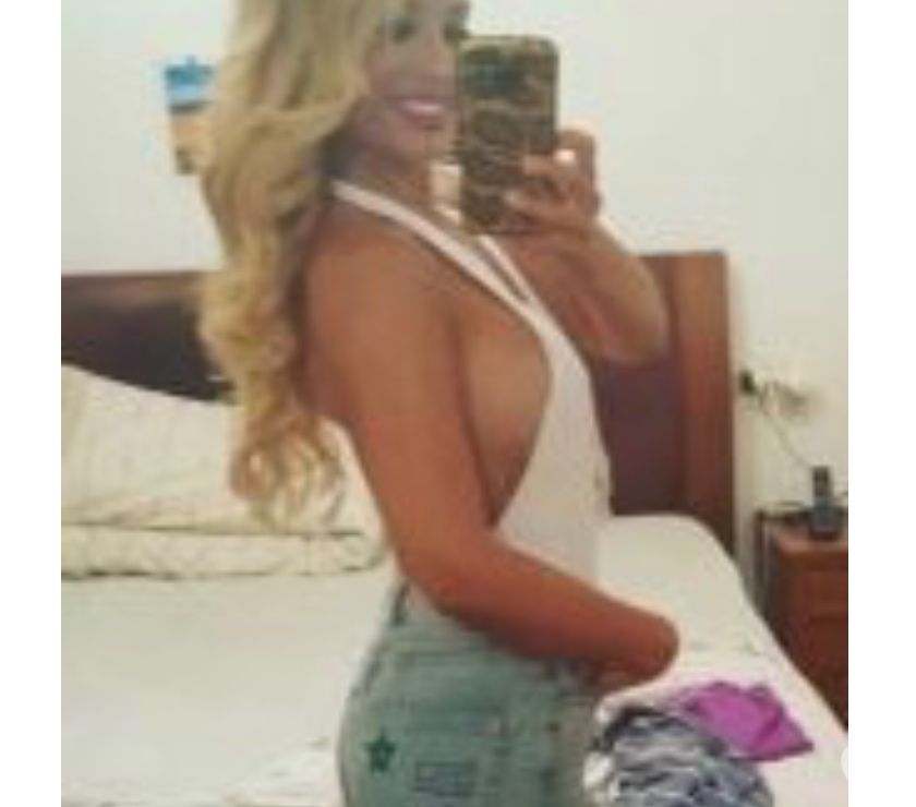 Nouvelle femme blonde vous reçoit